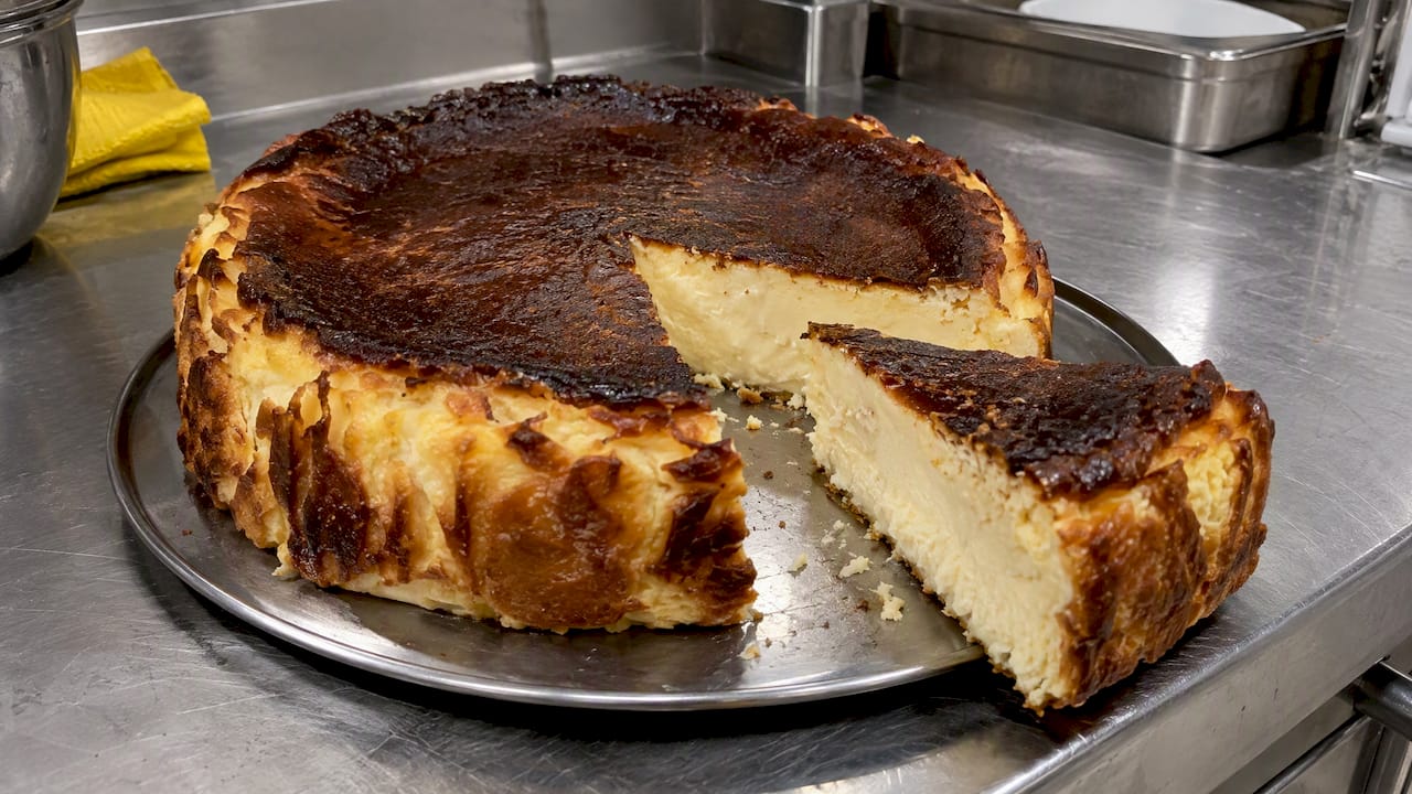 Tarta de queso vasca con la superficie tostada y el centro cremoso