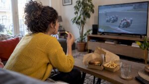 Aficionada sigue el MotoGP acompañada de comida para llevar