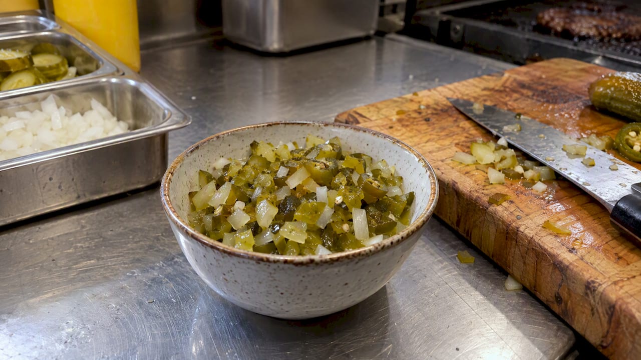 Relish de pepinillo y jalapeño picado
