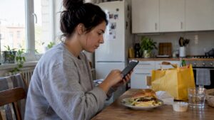 Una clienta revisa un pedido de comida en su casa